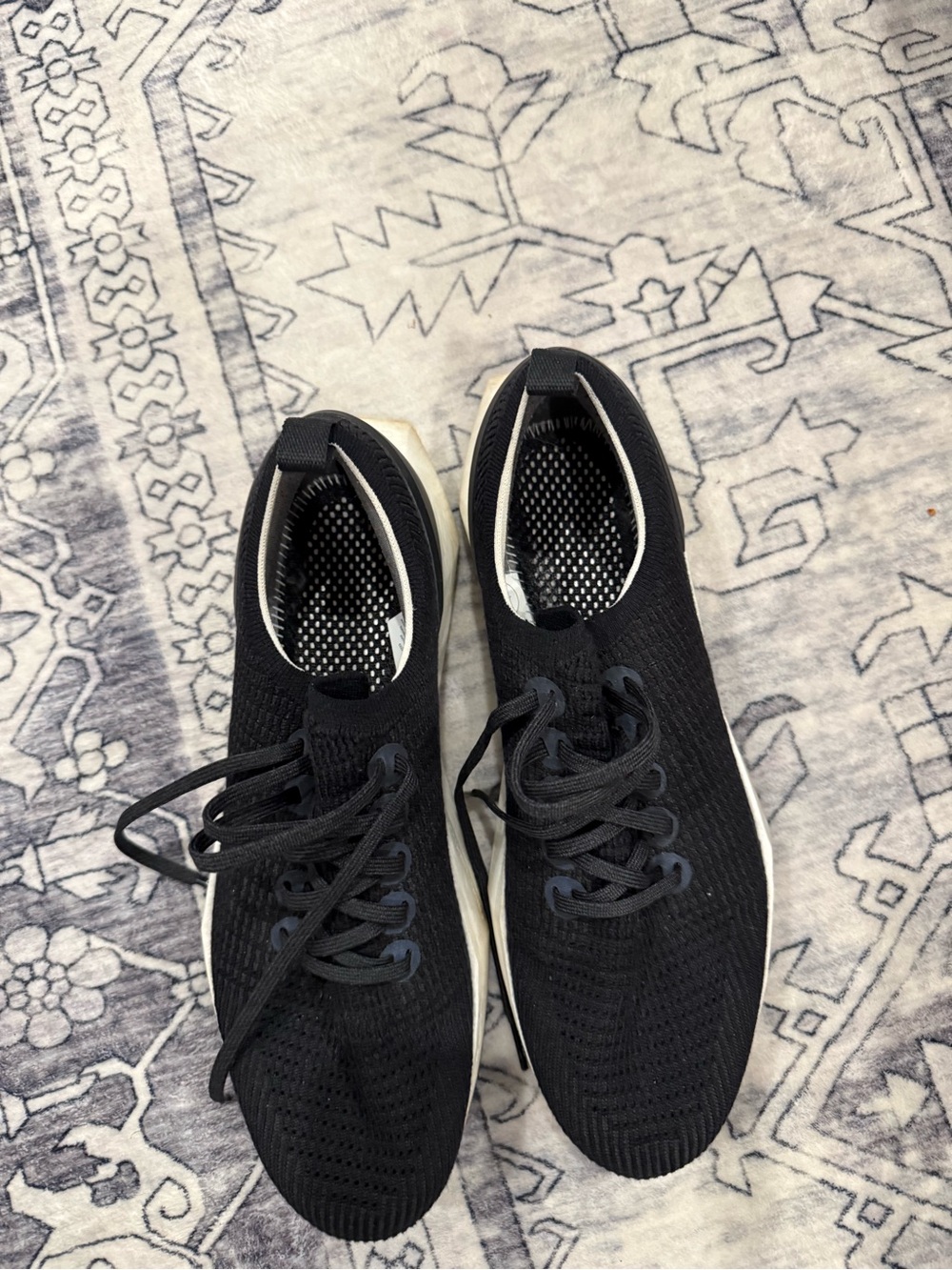 Allbirds mens Tree Flyers in black with a white midsole—size 11.5